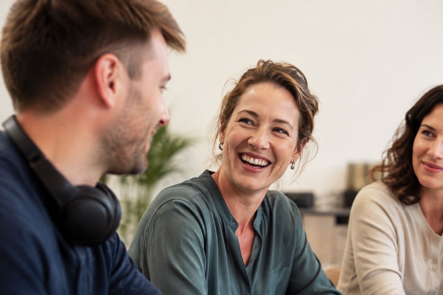Team im Gespräch über einen laufenden KI-Use-Case