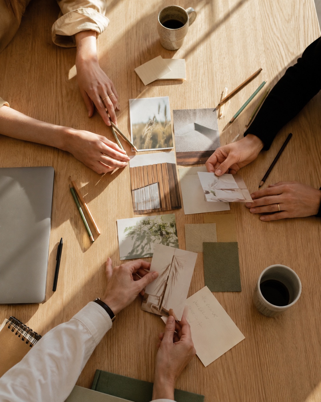 Team arbeitet gemeinsam an einem KI-Use-Case